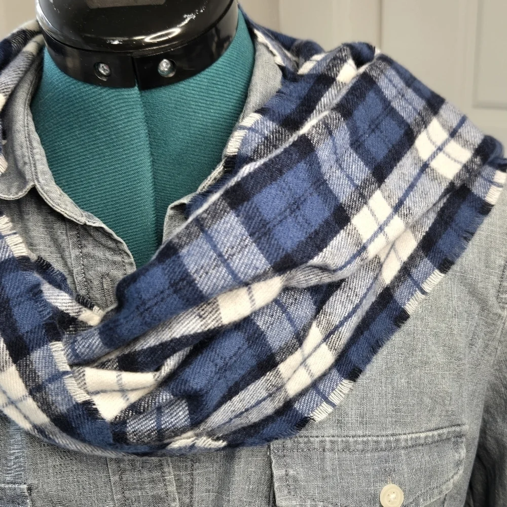 OLD NAVY BLUE & WHITE PLAID LONG SCARF FRINGE ENDS UNISEX OS FALL WARM COZY